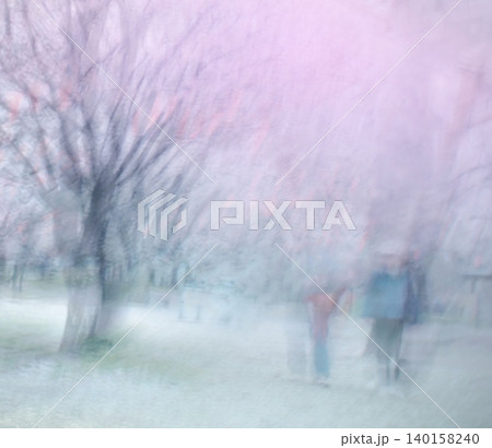 桜が咲いている公園のカメラ内多重露光写真がほのぼの 140158240
