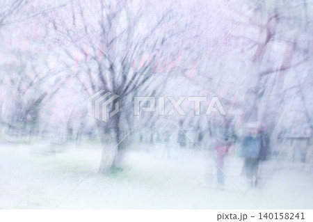 桜が咲いている公園のカメラ内多重露光写真がほのぼの 桜が咲いている公園のカメラ内多重露光写真がほのぼの 140158241