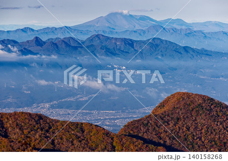 赤城山・黒檜山から見る鈴ヶ岳と榛名山・浅間山 赤城山・黒檜山から見る鈴ヶ岳と榛名山・浅間山 140158268