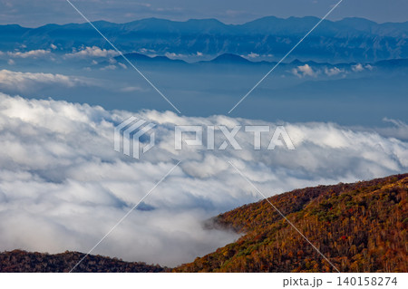 赤城山・黒檜山山頂から見る雲海と奥秩父の山並み 赤城山・黒檜山山頂から見る雲海と奥秩父の山並み 140158274