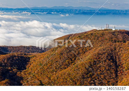 赤城山・黒檜山山頂から見る地蔵岳と奥秩父連山 赤城山・黒檜山山頂から見る地蔵岳と奥秩父連山 140158287