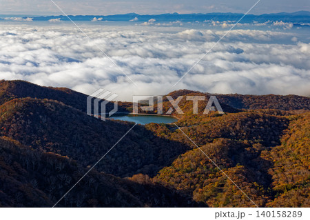 赤城山・黒檜山山頂から見る小沼と雲海、奥多摩の山並み 赤城山・黒檜山山頂から見る小沼と雲海、奥多摩の山並み 140158289