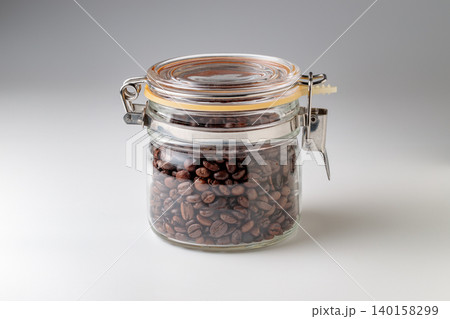 コーヒー豆が入ったガラス保存瓶を白背景で撮影した写真 コーヒー豆が入ったガラス保存瓶を白背景で撮影した写真 140158299