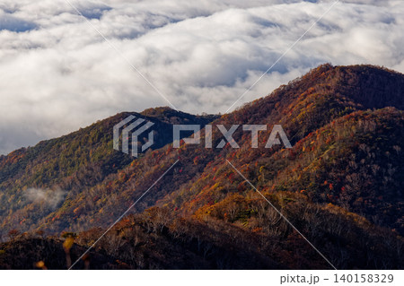 赤城山・黒檜山山頂から見る朝の雲海 赤城山・黒檜山山頂から見る朝の雲海 140158329