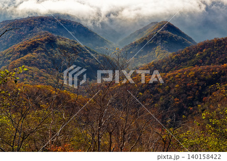 紅葉の赤城山・黒檜山から見る朝の雲海 紅葉の赤城山・黒檜山から見る朝の雲海 140158422