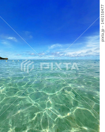 青い海と空に小魚が泳ぐ透明感ある海景 青い海と空に小魚が泳ぐ透明感ある海景 140158477