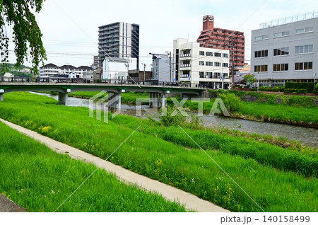 杜と水の都盛岡市 中津川（五月） 140158499