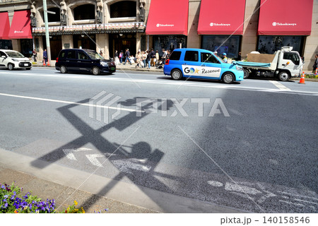 日本橋老舗百貨店前の道路に映り込む街灯の影 日本橋老舗百貨店前の道路に映り込む街灯の影 140158546