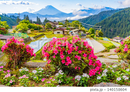 【山梨県南アルプス市】ツツジ咲く平林の棚田越しに富士山 【山梨県南アルプス市】ツツジ咲く平林の棚田越しに富士山 140158604