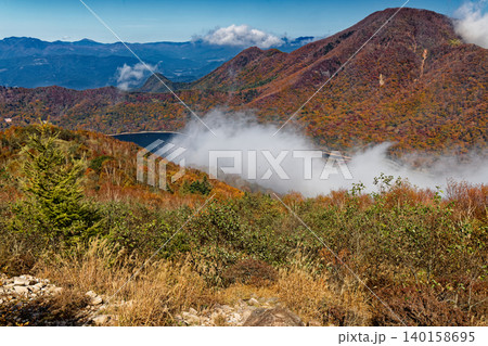 地蔵岳の登りから見る雲湧く赤城山・黒檜山と大沼 140158695