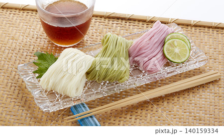 冷たく美味しそうな色そうめん_日本の代表的な夏の麺料理 140159334