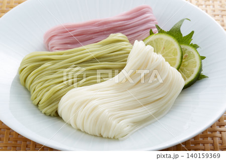 冷たく美味しそうな色そうめん_日本の代表的な夏の麺料理 冷たく美味しそうな色そうめん_日本の代表的な夏の麺料理 140159369