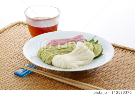 冷たく美味しそうな色そうめん_日本の代表的な夏の麺料理 冷たく美味しそうな色そうめん_日本の代表的な夏の麺料理 140159370