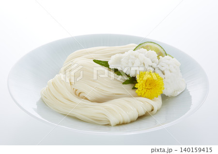 冷たく美味しそうなそうめん_日本の代表的な夏の麺料理 140159415