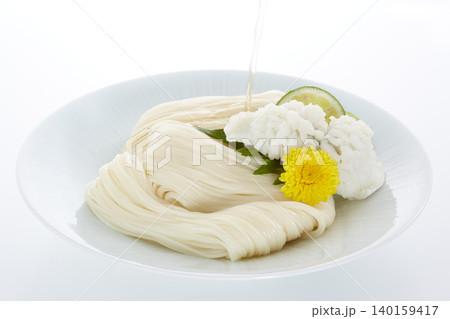 冷たく美味しそうなそうめん_日本の代表的な夏の麺料理 140159417