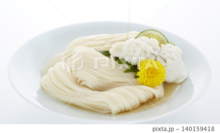 冷たく美味しそうなそうめん_日本の代表的な夏の麺料理 140159418