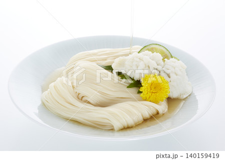 冷たく美味しそうなそうめん_日本の代表的な夏の麺料理 140159419