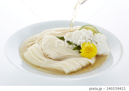 冷たく美味しそうなそうめん_日本の代表的な夏の麺料理 140159421