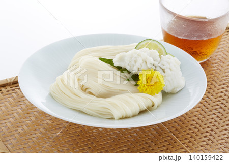 冷たく美味しそうなそうめん_日本の代表的な夏の麺料理 140159422
