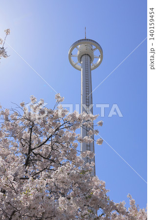 春の瀬戸大橋記念公園、桜と回転式展望塔「瀬戸大橋タワー」 春の瀬戸大橋記念公園、桜と回転式展望塔「瀬戸大橋タワー」 140159454