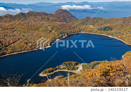 赤城山・駒ヶ岳から俯瞰する紅葉の大沼 赤城山・駒ヶ岳から俯瞰する紅葉の大沼 140159527