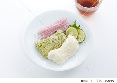 冷たく美味しそうな色そうめん_日本の代表的な夏の麺料理 140159649