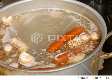 寸胴鍋で煮込むラーメンスープと具材 寸胴鍋で煮込むラーメンスープと具材 140159913