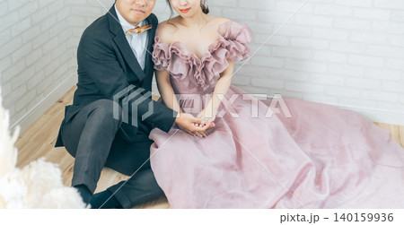 スタジオでウェディングフォトを撮る新郎新婦（前撮り,フォト婚） 140159936