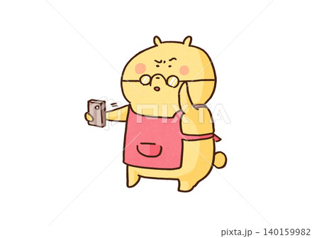 メガネを下げスマホを遠ざけ顔をしかめて見るクマ（老眼・スマホ老眼） 140159982