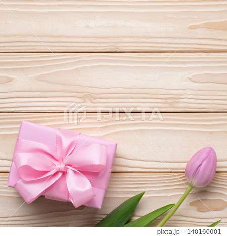 Minimal Mother's Day gift box tulip 140160001
