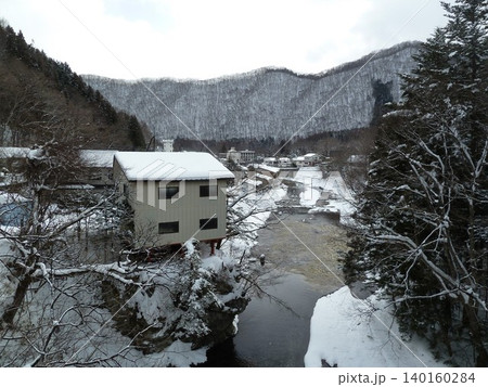 天楽堂吊橋(栃木県日光市)から眺める雪の湯西川温泉郷 天楽堂吊橋(栃木県日光市)から眺める雪の湯西川温泉郷 140160284