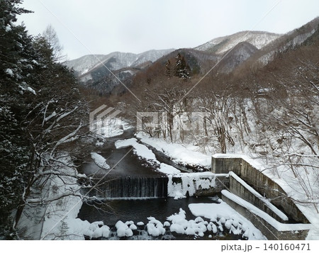 天楽堂吊橋(栃木県日光市)から眺める雪の湯西川 天楽堂吊橋(栃木県日光市)から眺める雪の湯西川 140160471