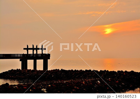 日本海寺泊夕凪の橋に沈む夕日 日本海寺泊夕凪の橋に沈む夕日 140160523