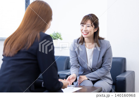 ビジネス 営業 商談をしている女性 ビジネス 営業 商談をしている女性 140160968