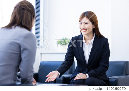 ビジネス 営業 商談をしている女性 ビジネス 営業 商談をしている女性 140160970