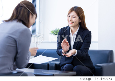 ビジネス　営業　商談をしている女性 140160973