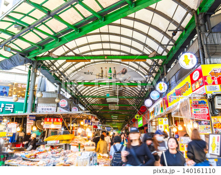 ソウル 広蔵市場の入口 ※一部ソフトフォーカス ソウル 広蔵市場の入口 ※一部ソフトフォーカス 140161110