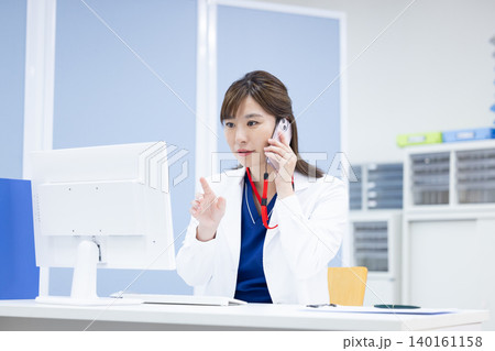 医療 スマホで通話をしている女医 医療 スマホで通話をしている女医 140161158