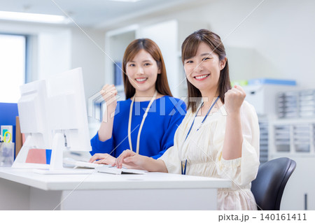 ビジネス　仕事をしている女性 140161411