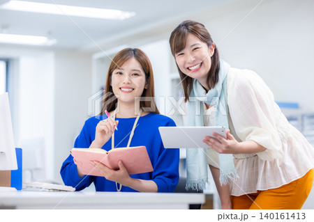 ビジネス 仕事をしている女性 ビジネス 仕事をしている女性 140161413