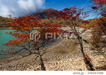 紅葉の赤城山・小沼の風景 140161498
