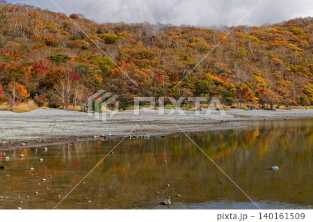 紅葉の赤城山・小沼の風景 140161509