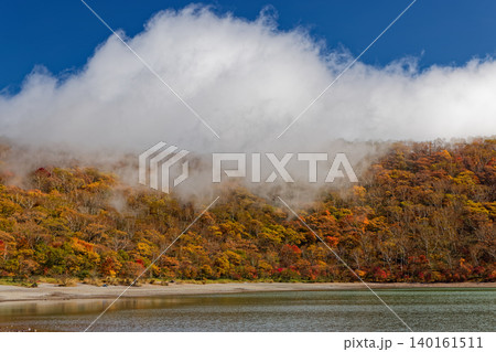 紅葉の赤城山・小沼の風景 140161511