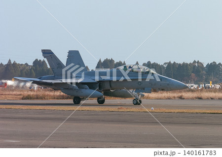タキシングするアメリカ海兵隊F/A-18Dホーネット偵察型 140161783