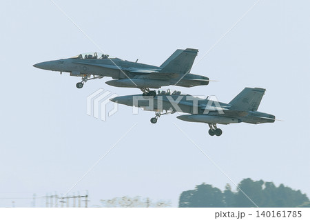 編隊離陸するアメリカ海兵隊F/A-18Dホーネット 140161785