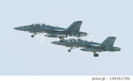 編隊離陸するアメリカ海兵隊F/A-18Dホーネット 編隊離陸するアメリカ海兵隊F/A-18Dホーネット 140161786