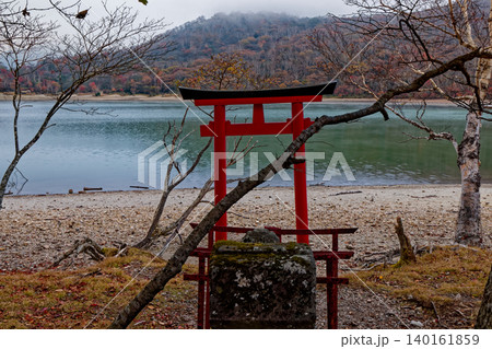 夕暮れの赤城山・小沼湖畔の神社 夕暮れの赤城山・小沼湖畔の神社 140161859
