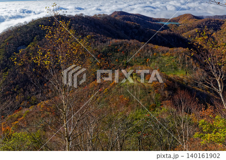 紅葉の赤城山・黒檜山稜線から見る雲海と小沼 紅葉の赤城山・黒檜山稜線から見る雲海と小沼 140161902