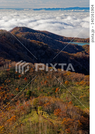 紅葉の赤城山・黒檜山稜線から見る雲海と小沼 紅葉の赤城山・黒檜山稜線から見る雲海と小沼 140161904
