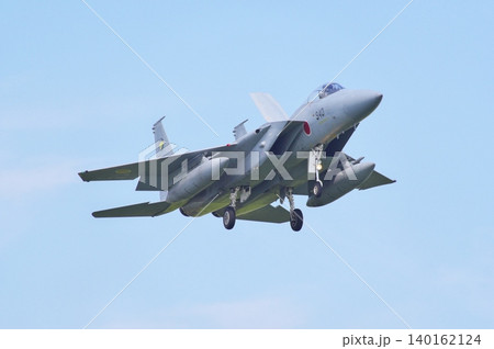 着陸態勢の第306飛行隊のF-15J 140162124